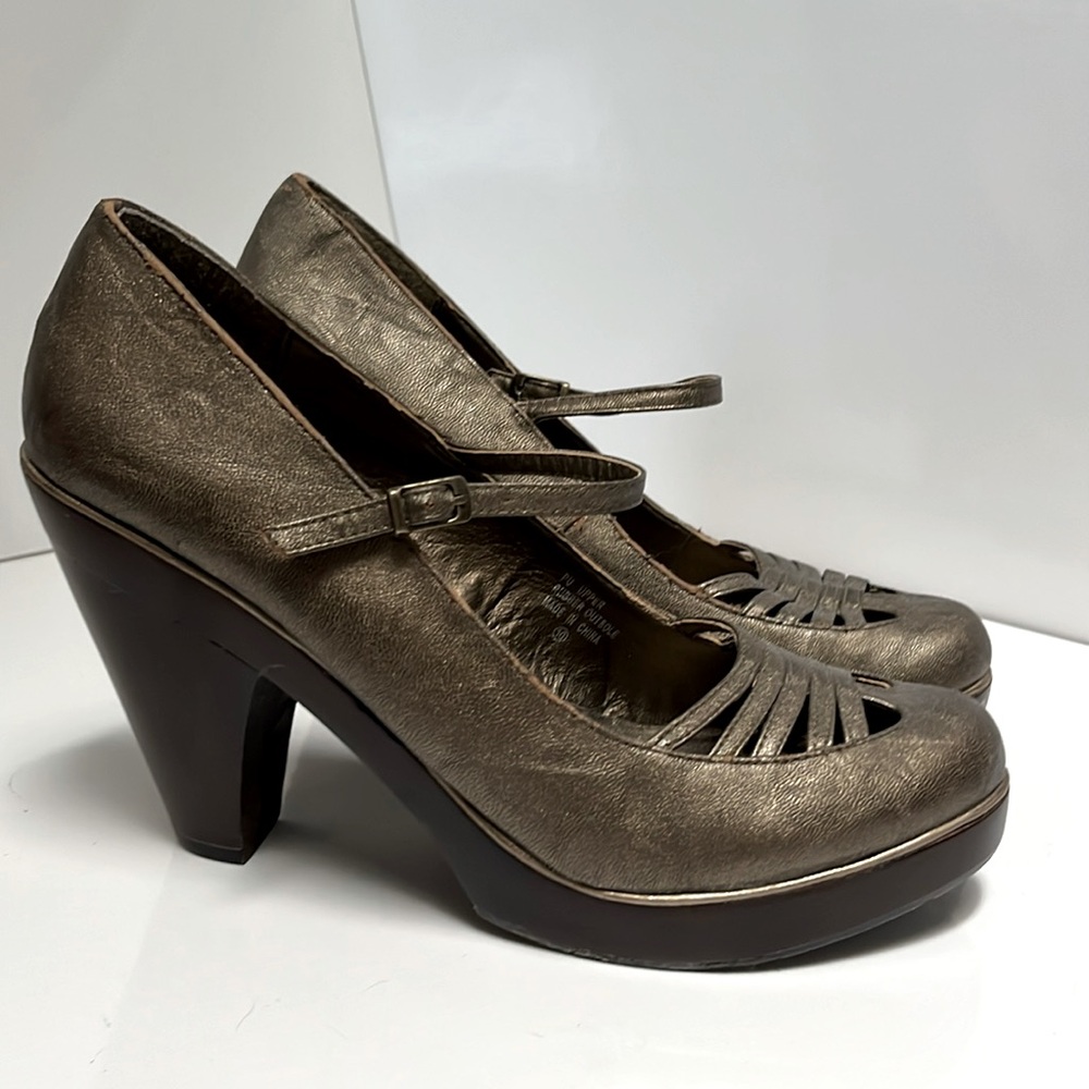 Two Lips Bronze/Gold platform pumps size 10